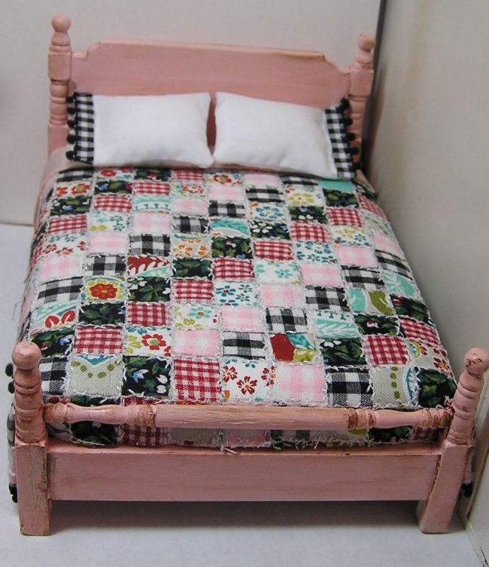 Bed Double painted Pink with Quilt - Click Image to Close
