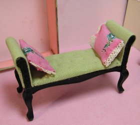 Settee Green with vintage pillows
